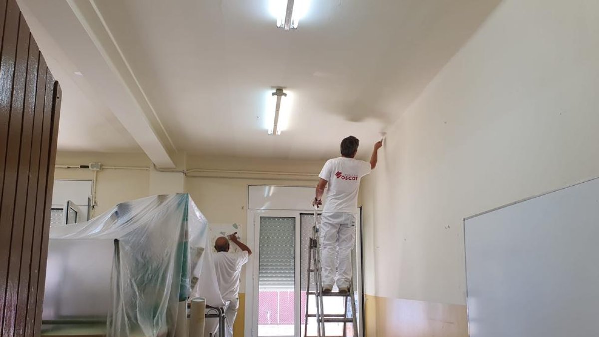 Los trabajos para pintar las aulas de la escuela de La Granja.