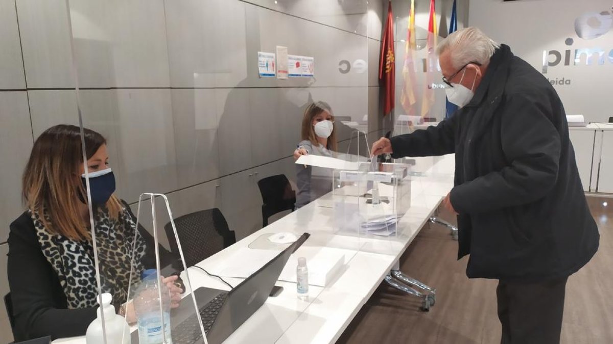 Uno de los socios de Pimec en Lleida, ayer ejerciendo su derecho al voto.