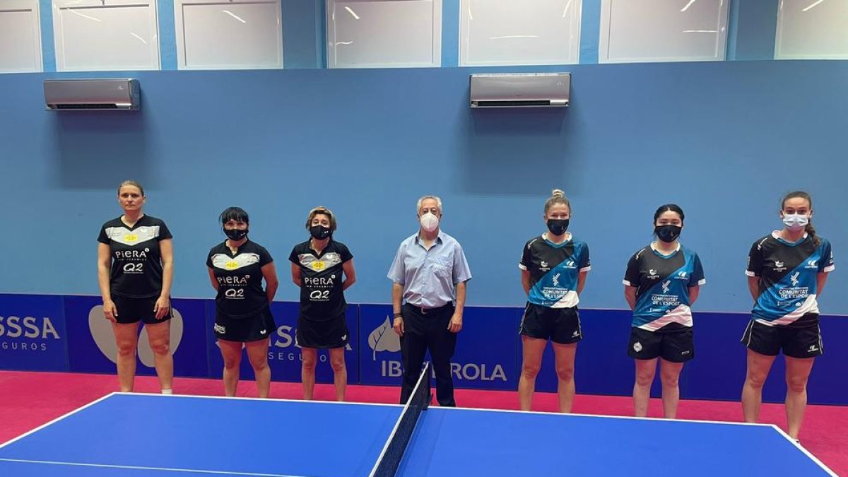 Les jugadores dels dos equips, a la imatge prèvia a la disputa del partit.