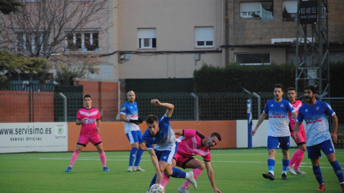 Un jugador del Mollerussa superando con el balón a uno del Solsona ayer durante el encuentro.