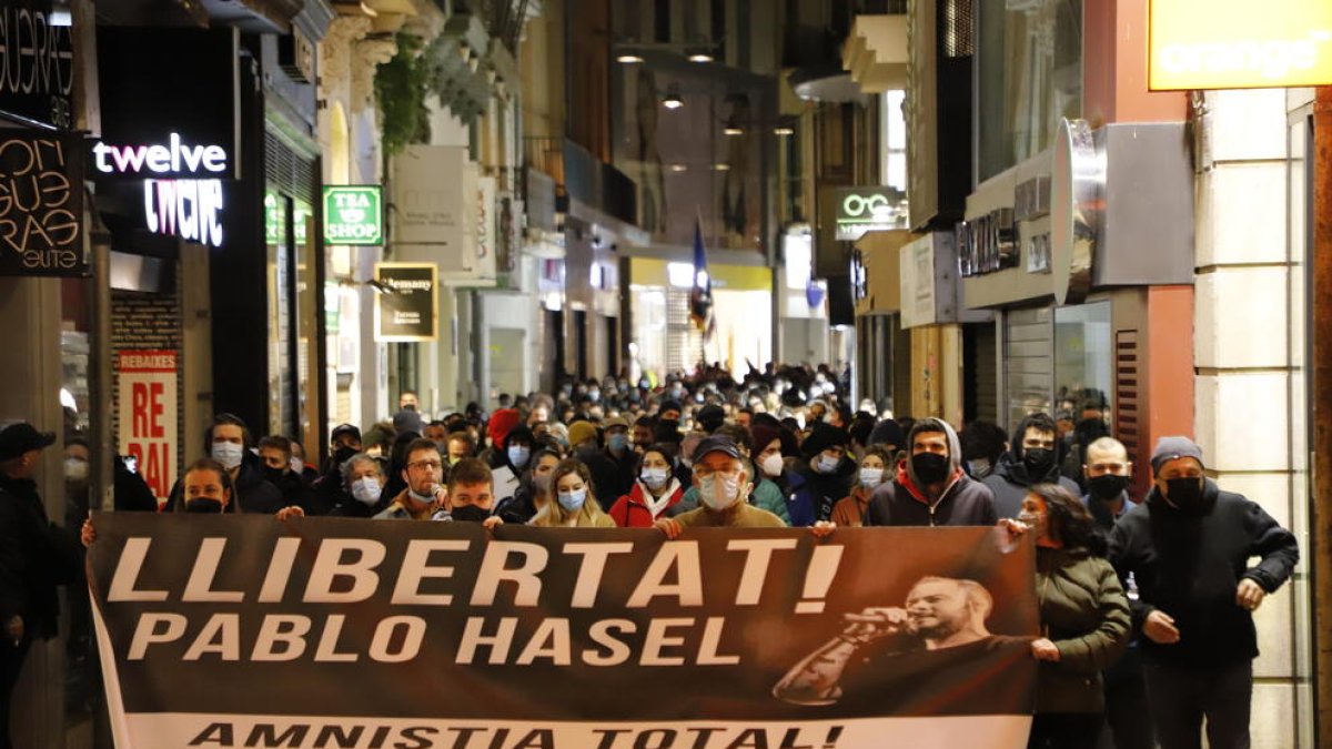 Centenars de persones es manifesten contra l'ordre d'ingrés a presó del raper Pablo Hasél
