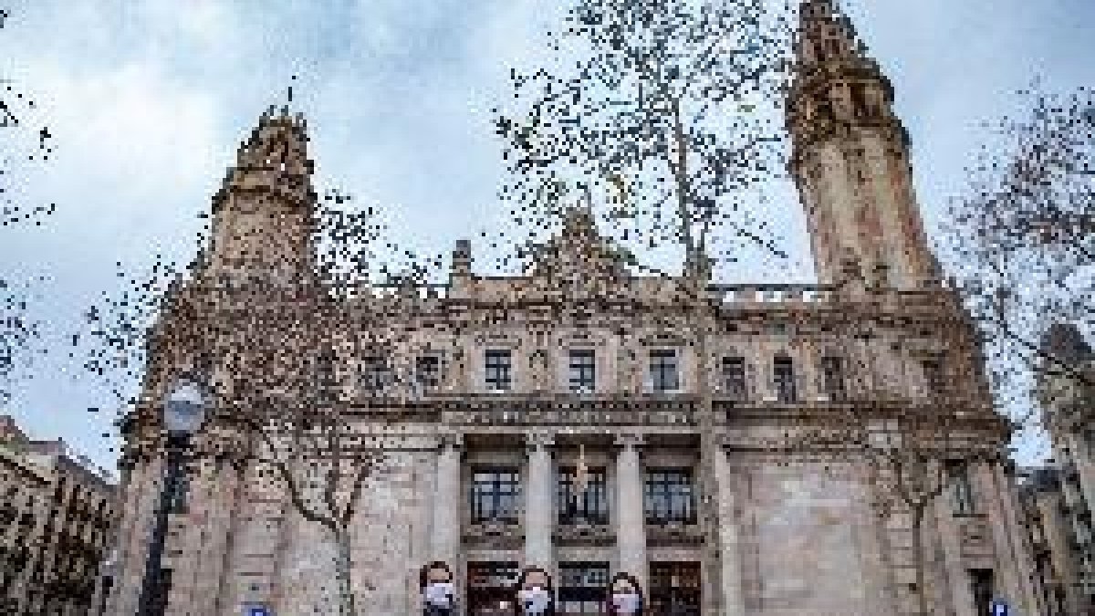 Llargues cues en algunes oficines de Correus per tramitar el vot del 14F