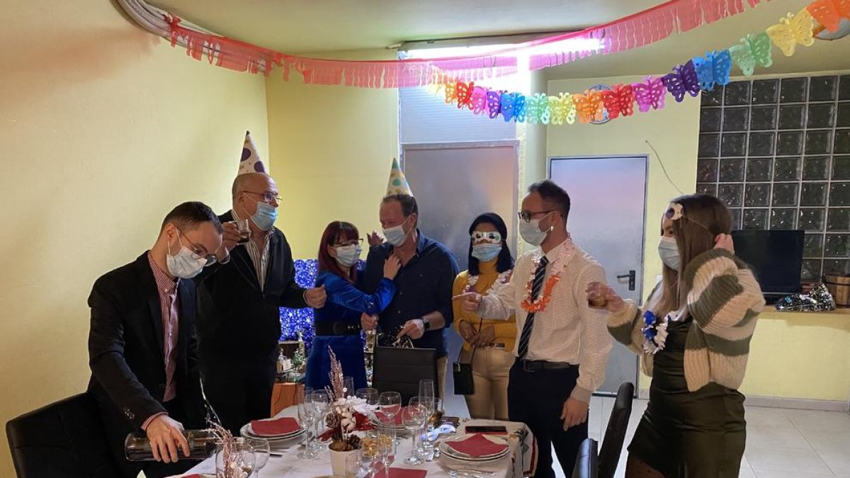 La família Ortega i la família Font de Mollerussa, dos ‘bombolles’ que es van reunir per Cap d’Any.