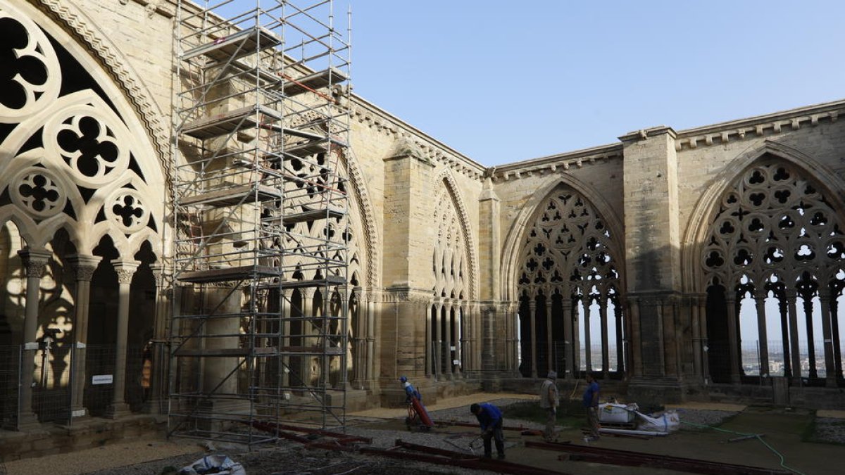 El último andamio de las obras, en el pilar del claustro frente al Portal Major de acceso a la nave central.