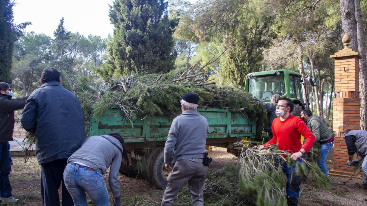 Els voluntaris que van participar en la neteja del parc.
