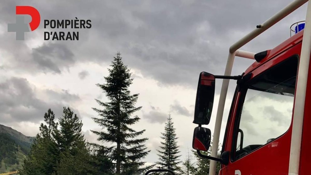 Autovolquete calcinado en Aran