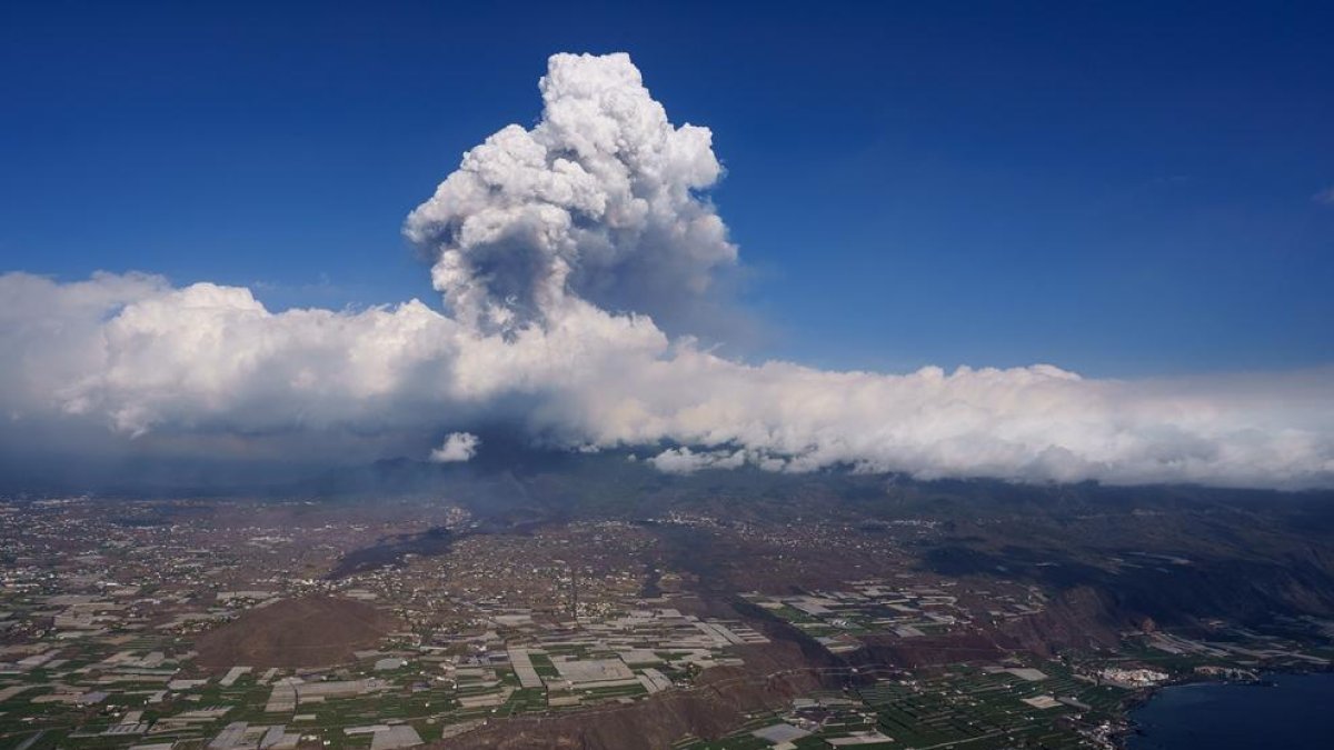Vista tomada desde un helicóptero de la colada de lava del volcán de la isla de La Palma.