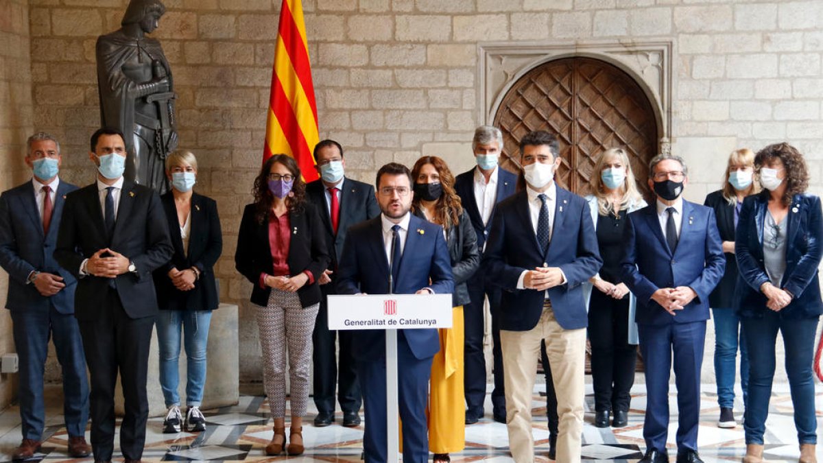 El Govern de Pere Aragonès amb els consellers al Palau de la Generalitat.
