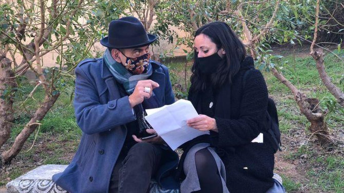 L’actor José Corbacho durant una de les converses amb persones afectades per la crisi.