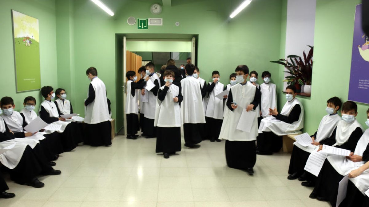 Escolanets de Montserrat es preparen per cantar a la basílica.