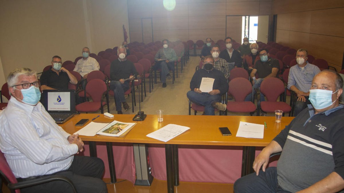 Un momento de la asamblea de regantes, celebrada ayer en Tàrrega.