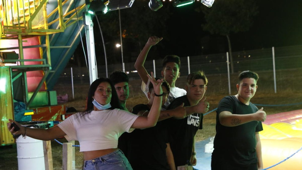 Un grupo de jóvenes ayer por la tarde en las Firetes.