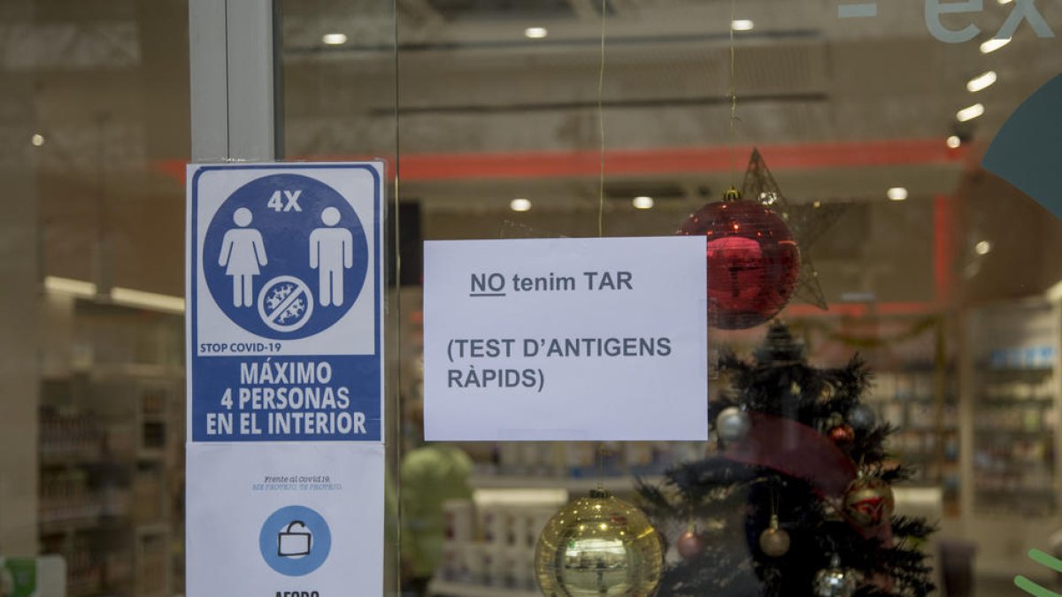 Una farmacia de Lleida informa en un cartel de la falta de test.