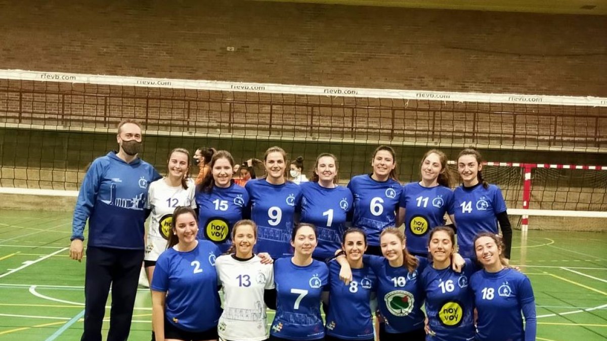 Les jugadores del Cecell ahir al Joan Oró.