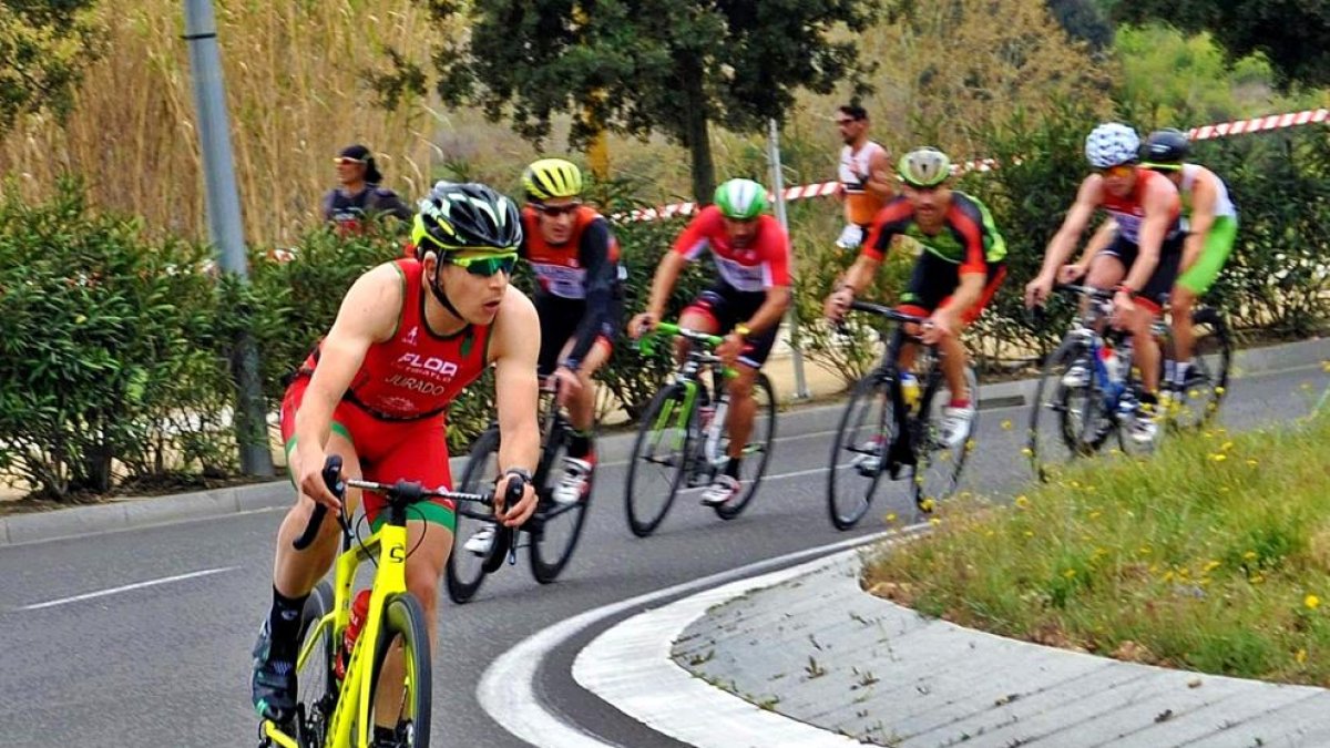 Sergi Jurado, en primer término, durante una competición de triatlón.