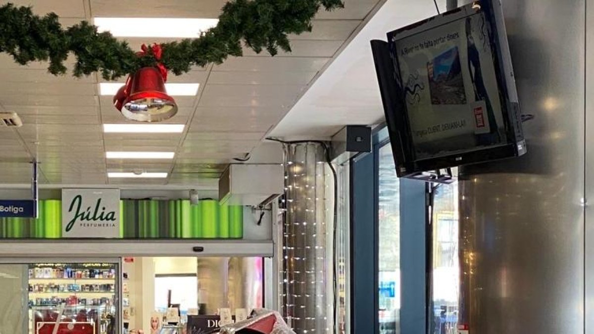 Un Ferrari se empotra contra un centro comercial en Andorra