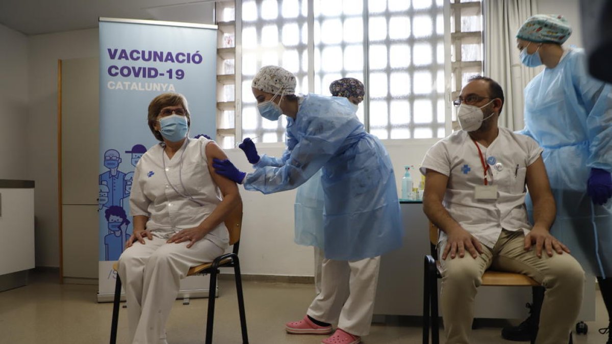 Imatge d'arxiu d'infermeres durant la vacunació de personal sanitari