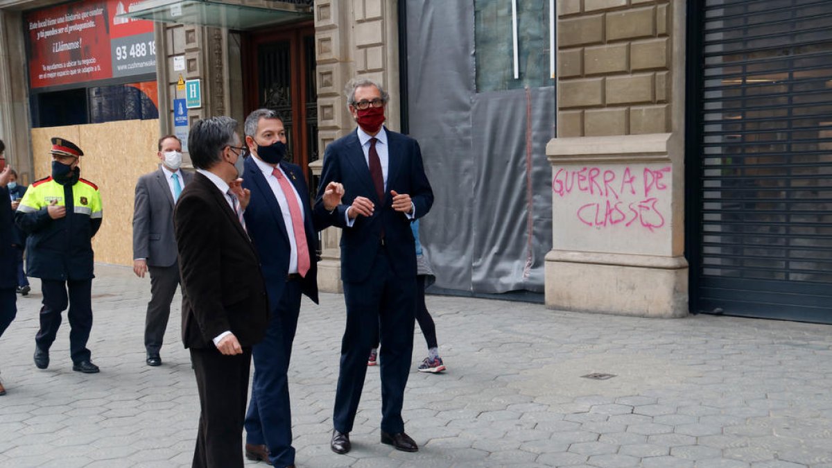 Sàmper i Tremosa, ahir, observant les destrosses en comerços del passeig de Gràcia.