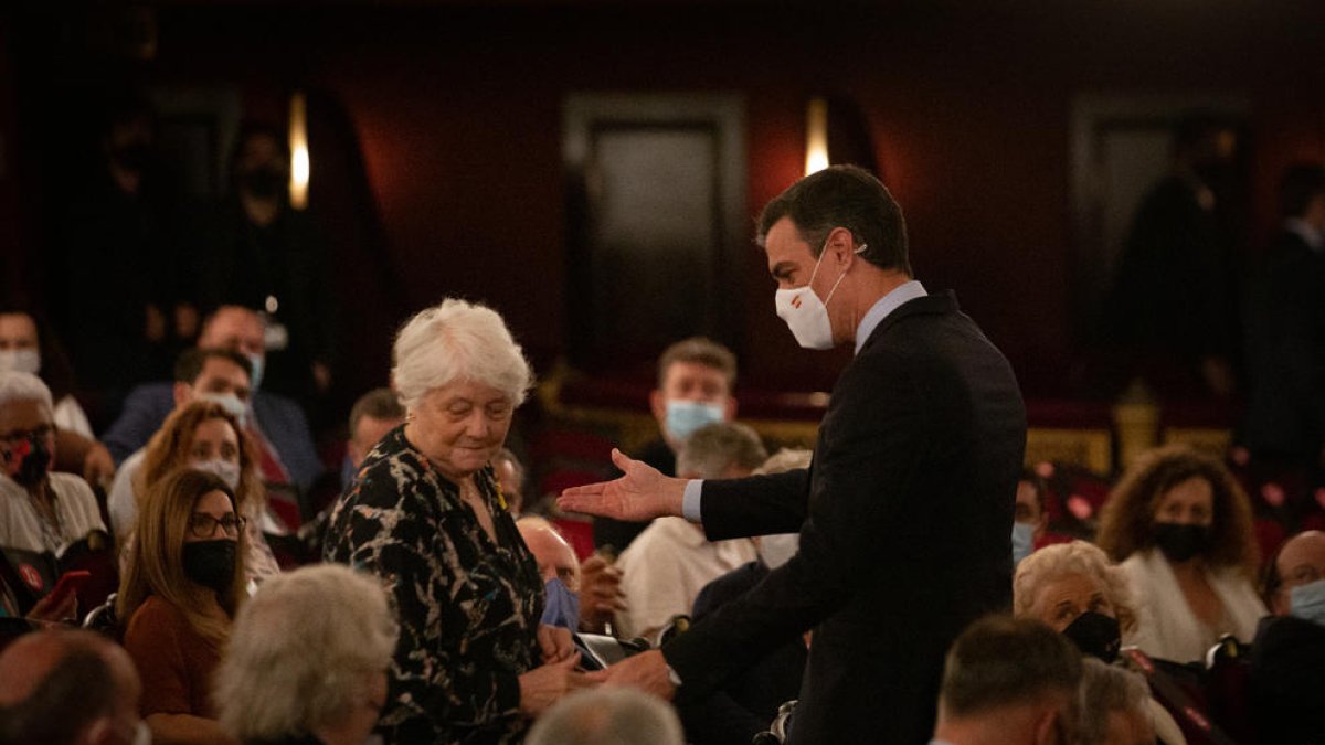 Pedro Sánchez conversa con una mujer en el Liceu que le pidió apostar por el diálogo político.