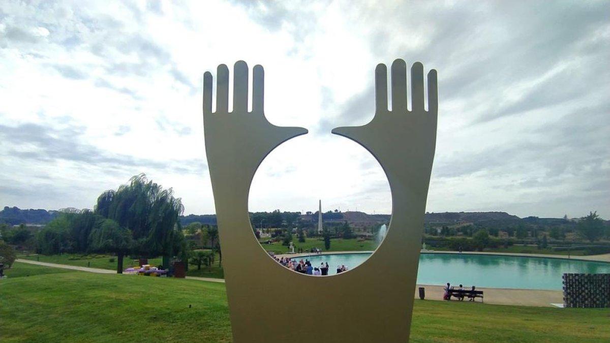 Una de las 16 nuevas esculturas de gran formato estrenadas ayer en el Alma Parc de Almacelles.
