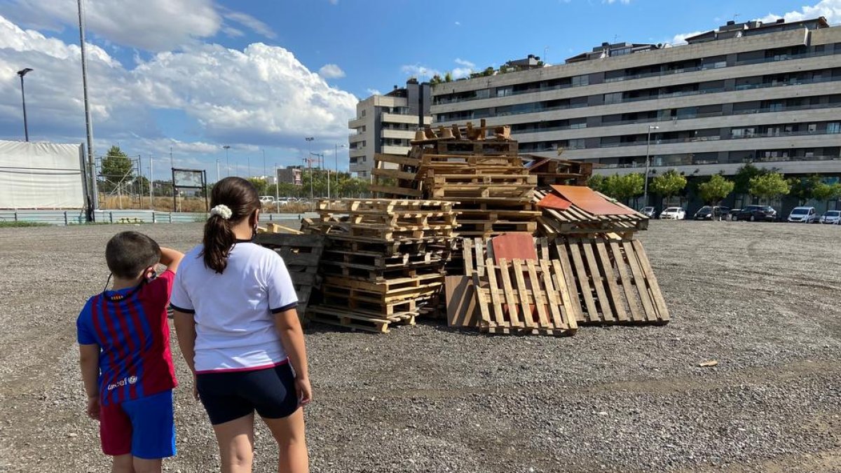 La foguera al barri de Cappont, gairebé a punt.
