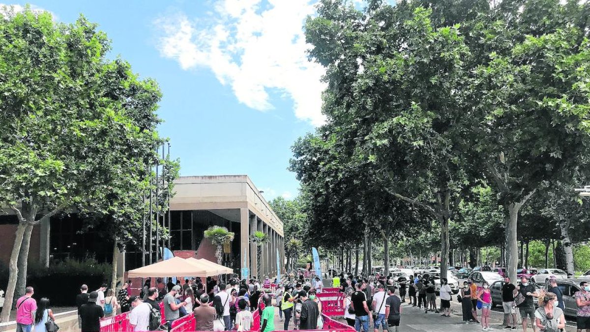 Largas colas para vacunarse, aunque ágiles, en el Onze de Setembre.