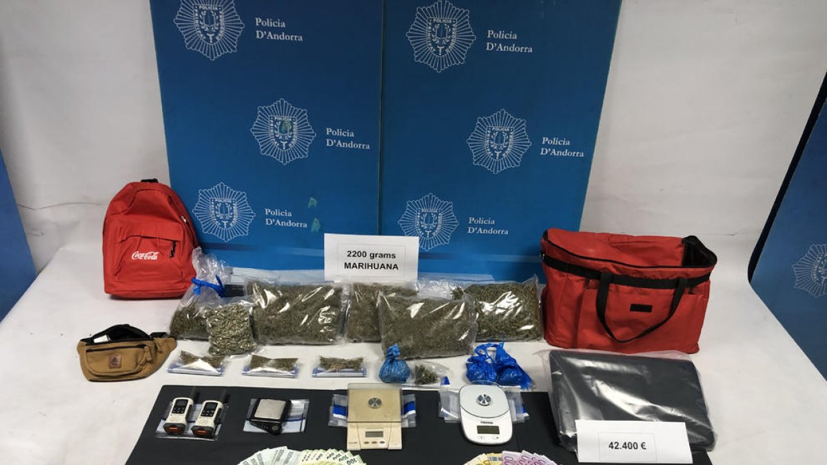 Decomisaron 2,1 kilos de ‘maría’ y 42.400 euros.