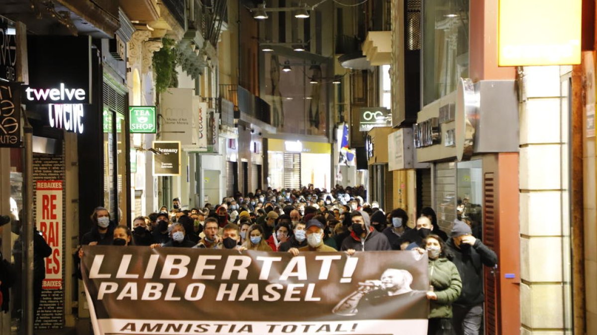 La manifestació al seu pas per l’Eix Comercial.