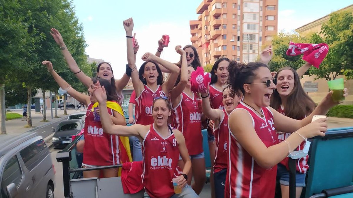 Jugadores del CB Lleida, celebrant el seu històric ascens, durant la rua pels carrers de Lleida.