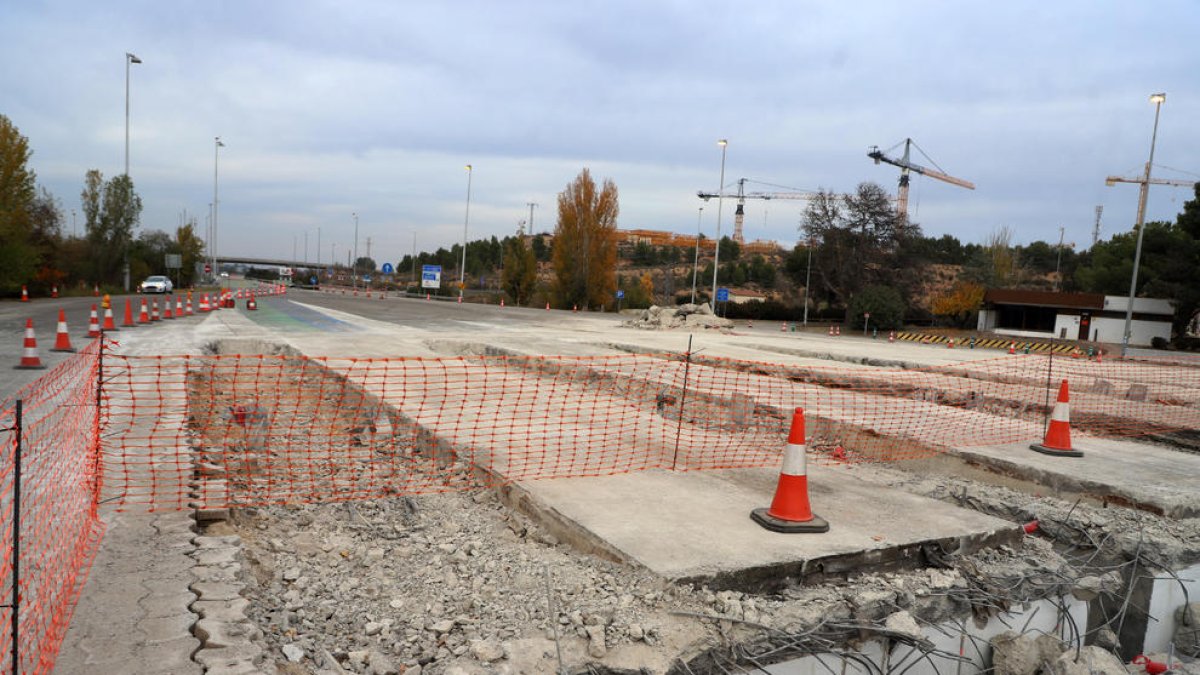 Imagen de las obras para derribar el peaje de la autopista AP-2 en Lleida ciudad.