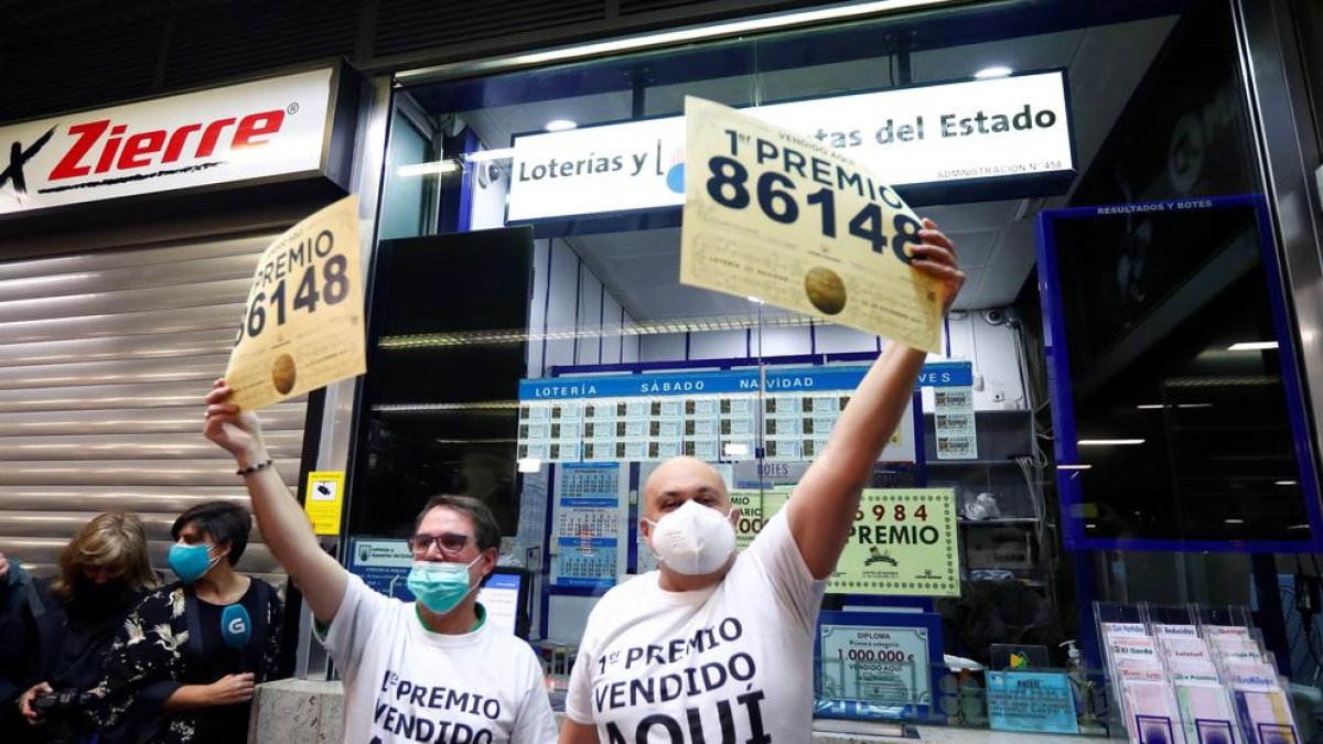 Los loteros de la administración de la estación de Atocha celebrando ayer el Gordo.