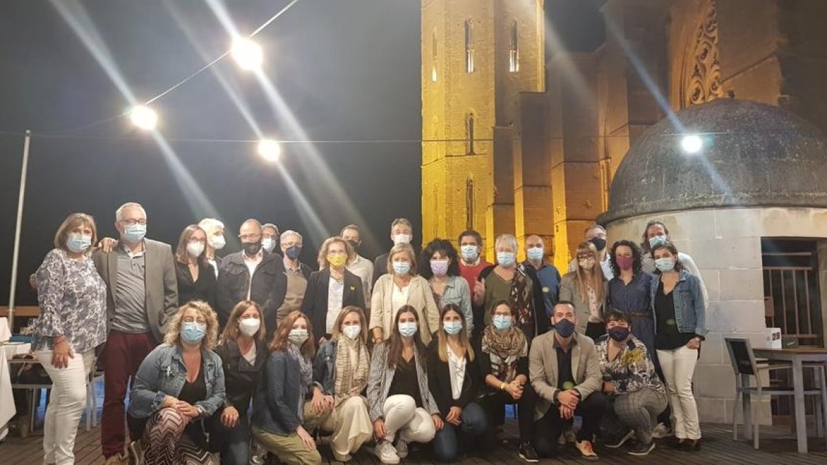 Foto de familia de los participantes en la cena de homenaje en el restaurante La Sibil·la.