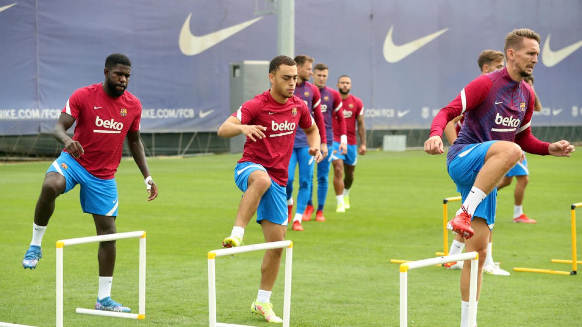 Samuel Umiti y Sergiño Dest durante la sesión de preparación para el encuentro ante el Levante.