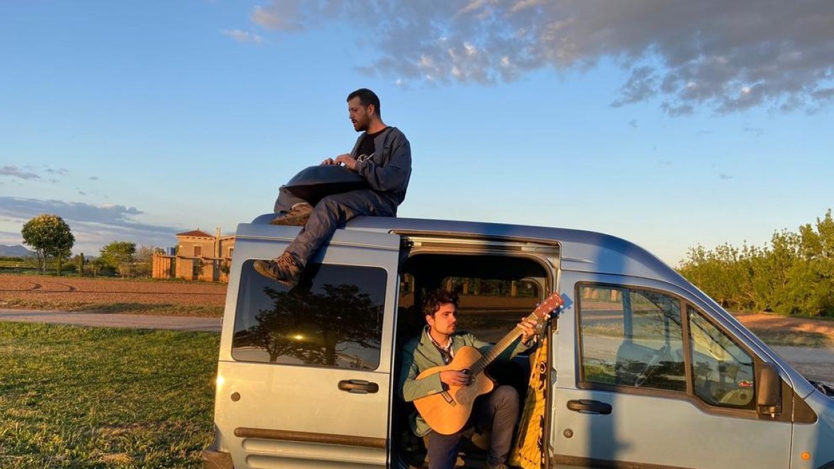 Arcadi Minguet toca el ‘handpan’ i Lluc Casals la guitarra en el nou duo Athanàgia.