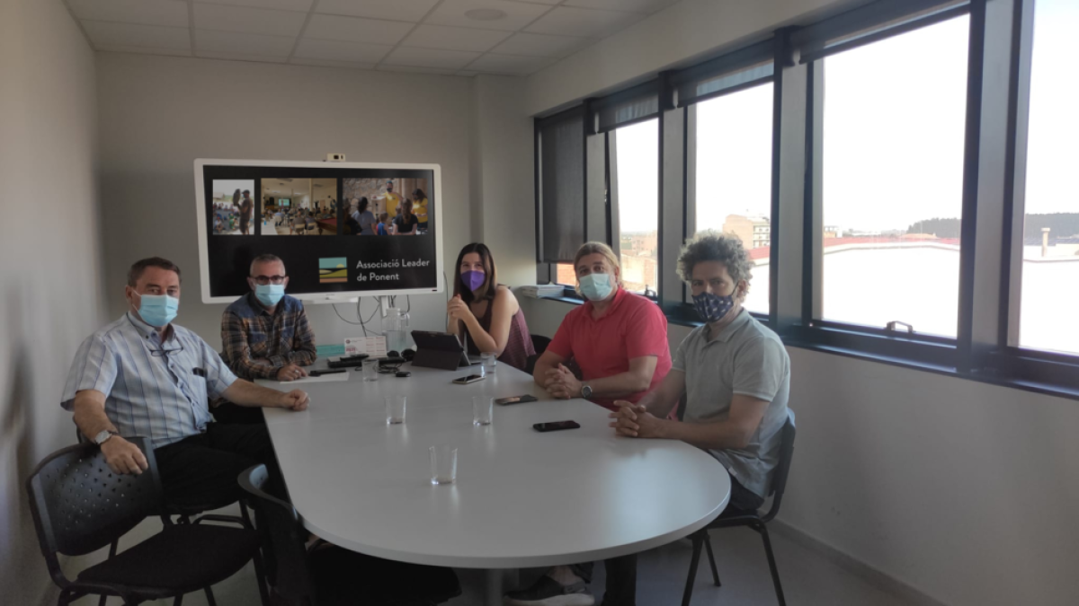 Los presidentes de los consells y la gerente del Leader Ponent.
