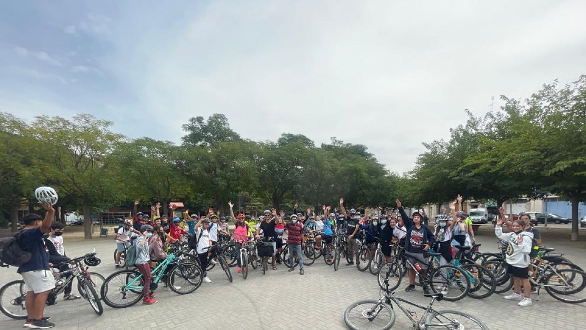Alumnes de cinc centres escolars es desplacen en bici