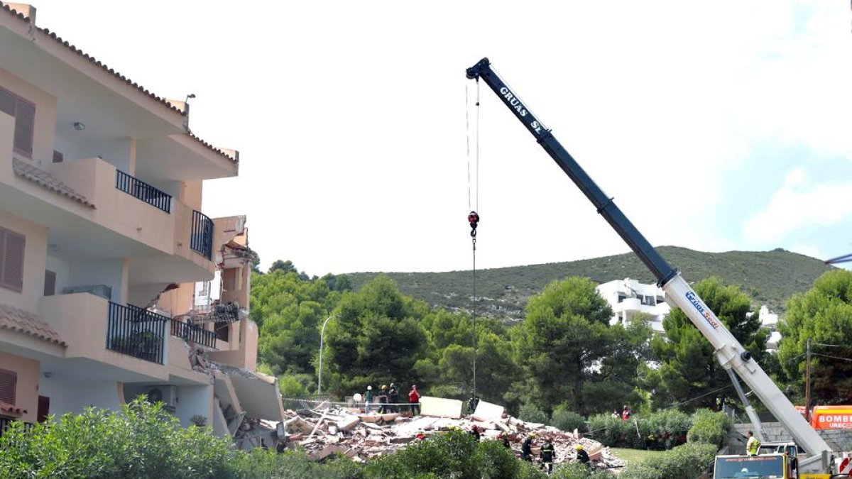 Imatge de l’edifici de tres plantes que es va esfondrar dimecres a Peníscola.