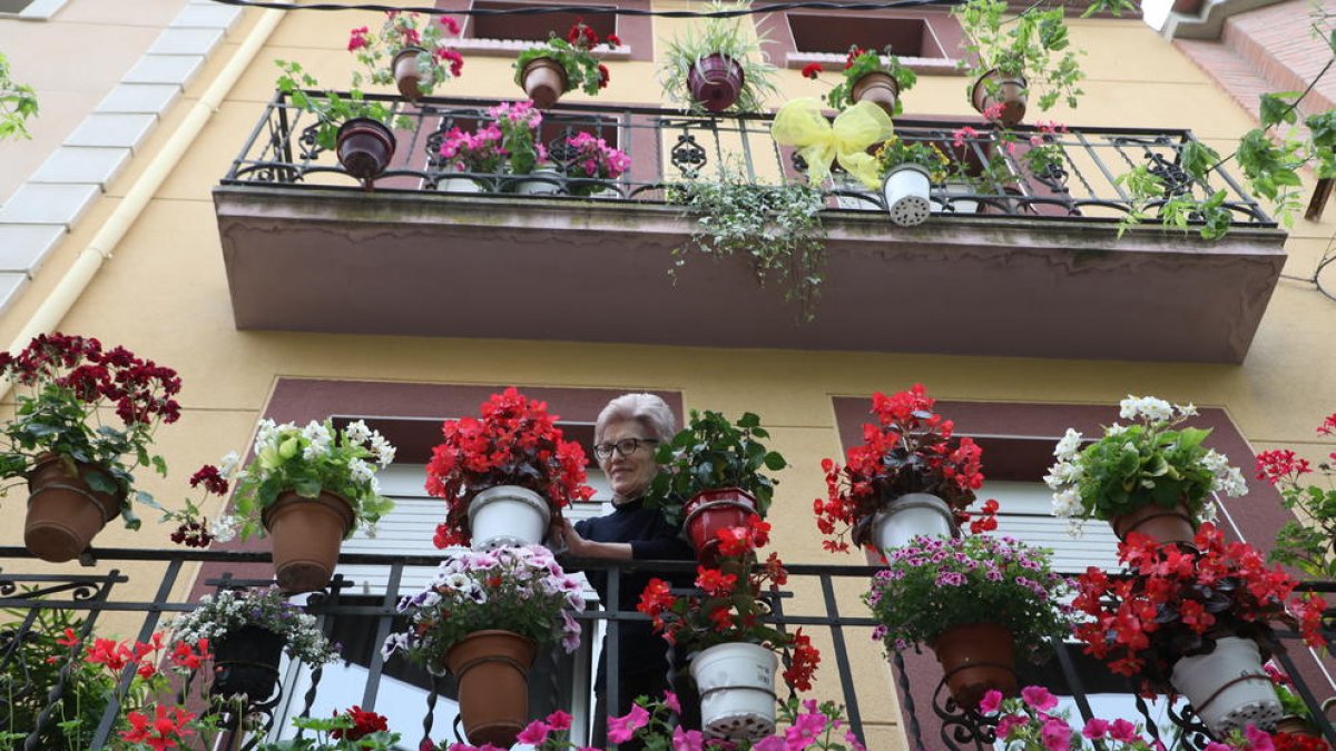 Una vecina de Juneda en el balcón engalanado con motivo del concurso Garrigues en Flor.