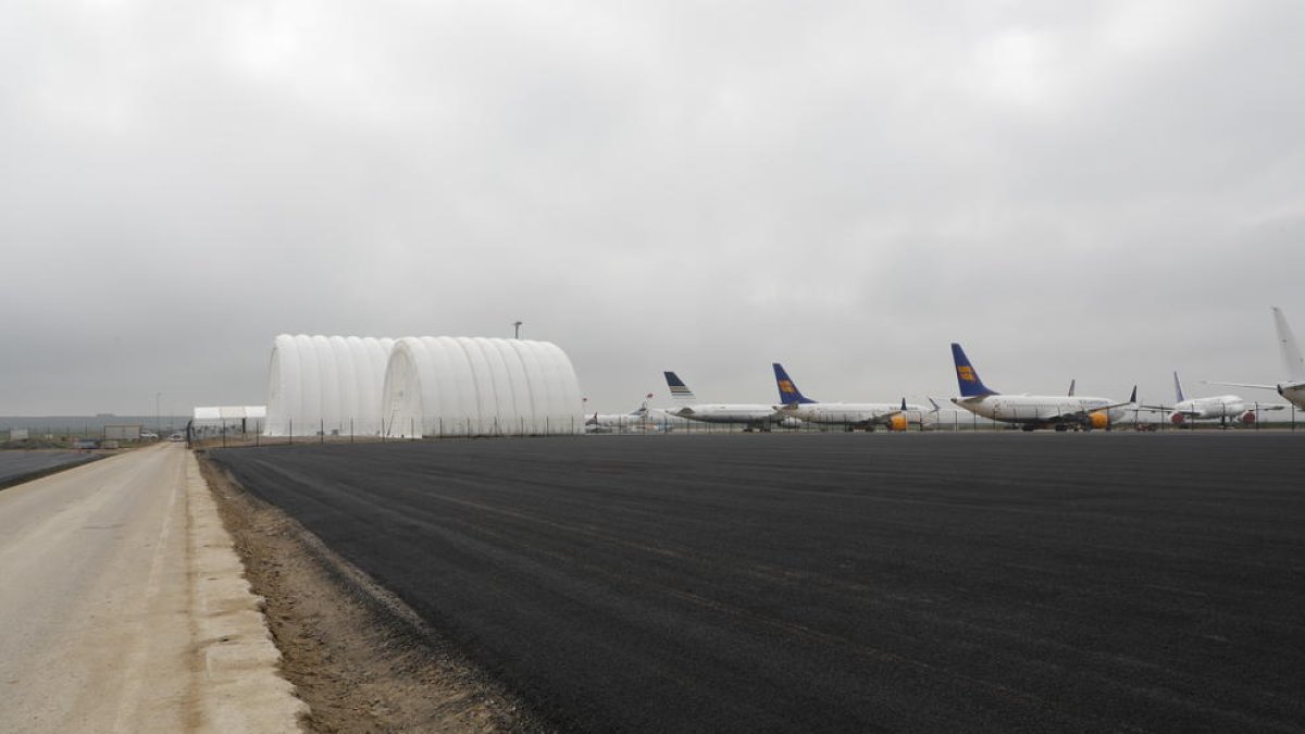 La nova plataforma asfaltada a l’aeroport d’Alguaire podrà acollir 25 avions més en les seues quatre hectàrees de superfície.