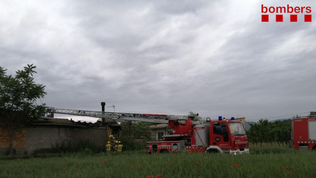 Els Bombers durant els treballs d’extinció.