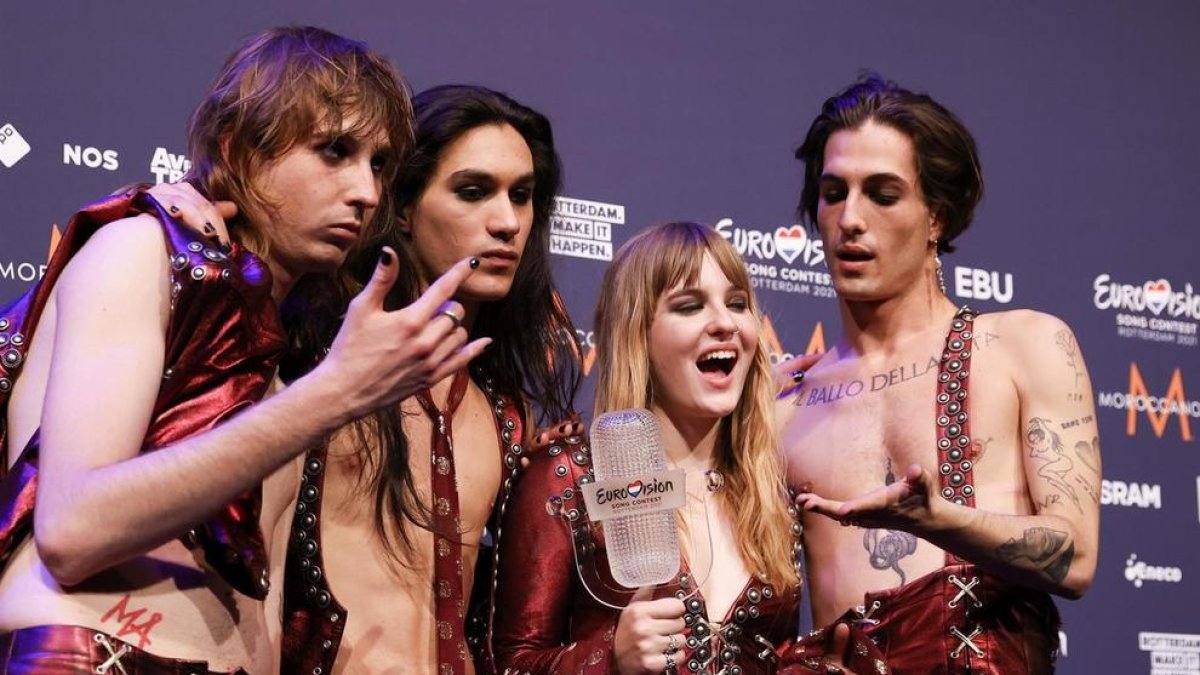 Los ganadores con el trofeo.