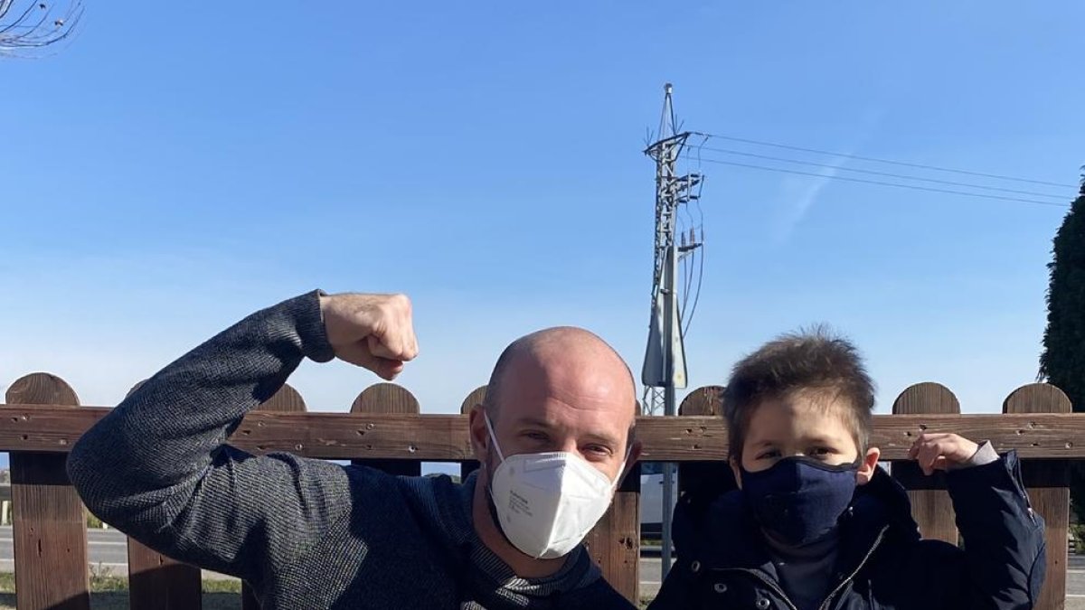 Ricard Cuesta, junto al pequeño Leo, de tan solo 4 años.