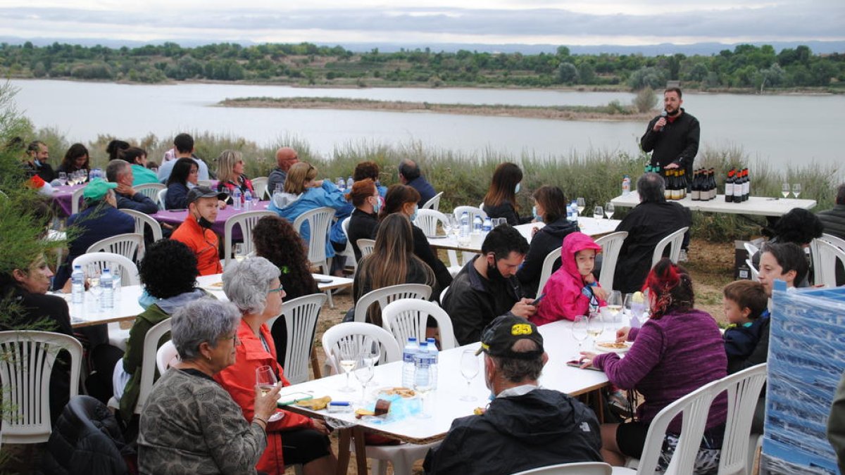 El sumiller Xavier Ayala dirigió la catala de vinos, que se llevó a cabo ante Cal Sinén.