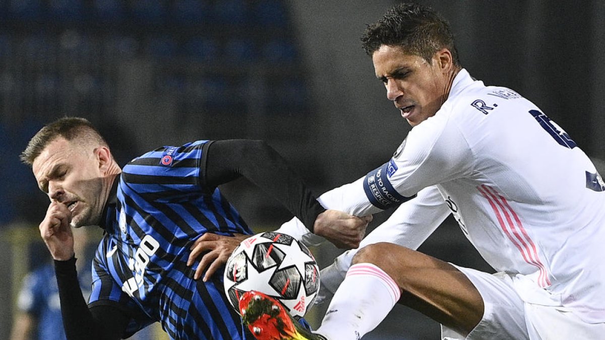 Varane disputa el balón con el jugador del Atalanta, Toloi.
