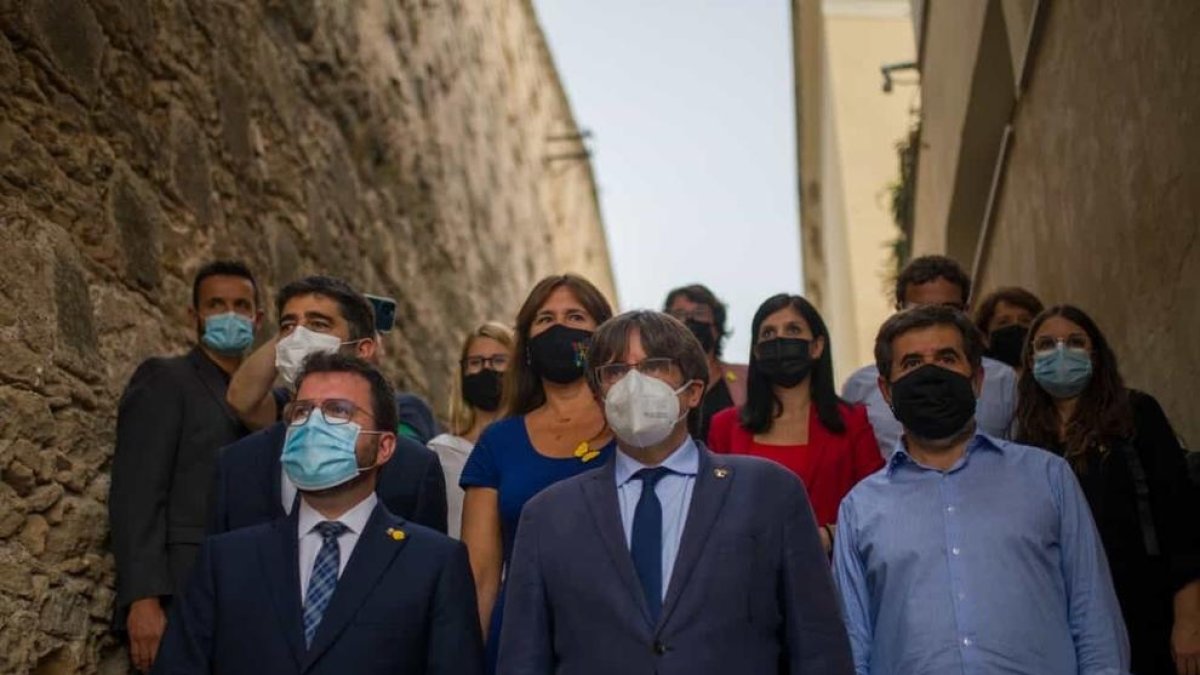 Plana mayor  -  El president de la Generalitat, Pere Aragonès, el vicepresident, Jordi Puigneró, y el secretario general de JxCat, Jordi Sànchez, se desplazaron ayer a L’Alguer para respaldar a Carles Puigdemont. En la imagen, también Laura B ...
