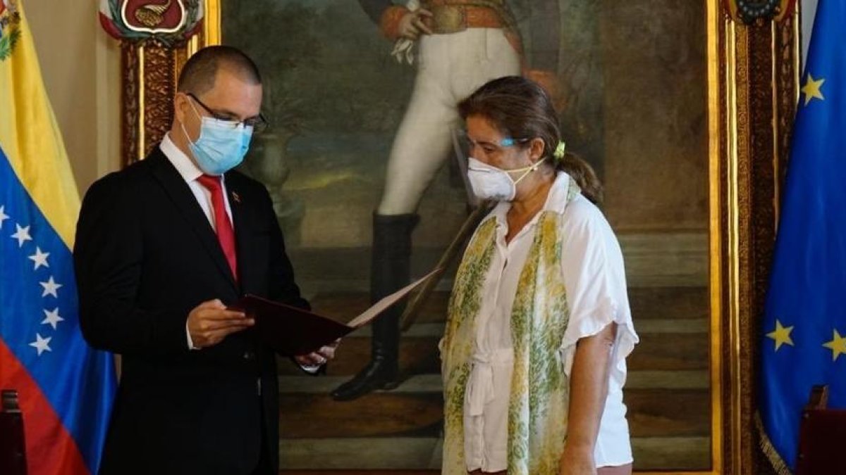 El ministro de Exteriores venezolano, Jorge Arreaza, y la embajadora de la UE, Isabel Brilhante Pedrosa.