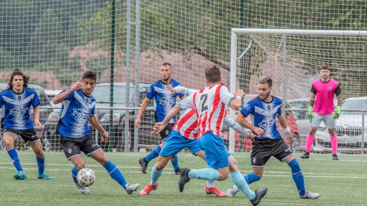 Un jugador del Solsona controla el balón ante dos defensores.