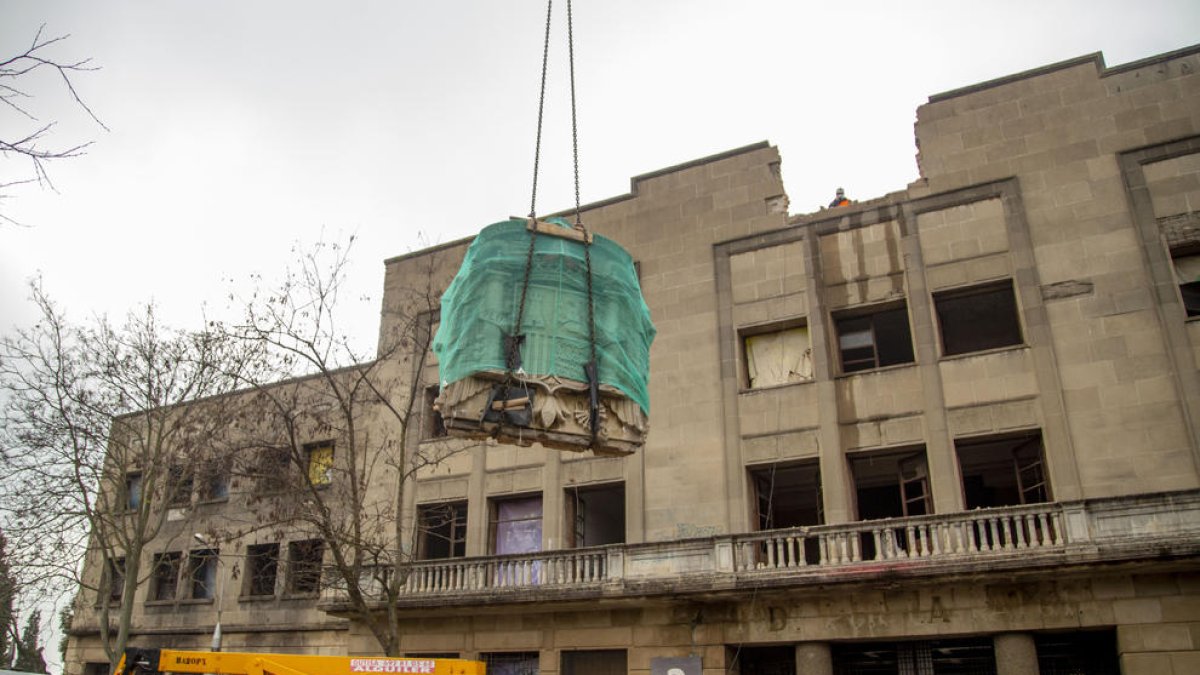 El escudo franquista, ya arrancado de la fachada del edificio y listo para ser transportado al archivo.