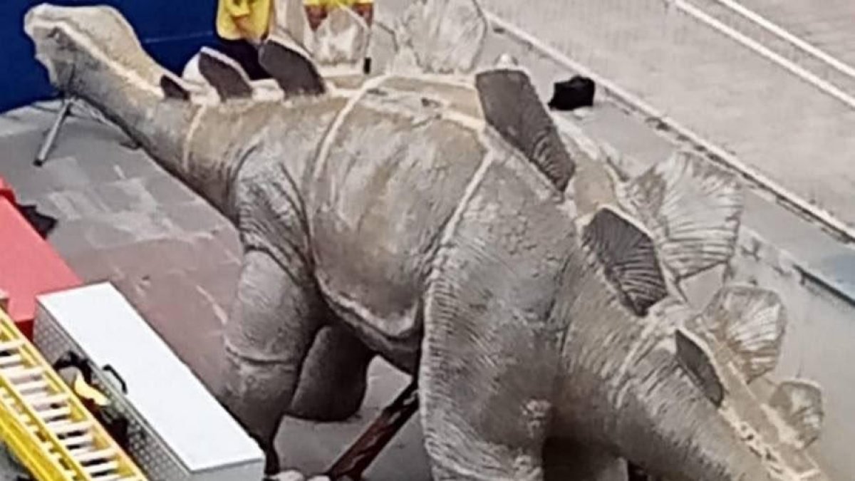 El dinosaurio decorativo dentro del cual murió un hombre.