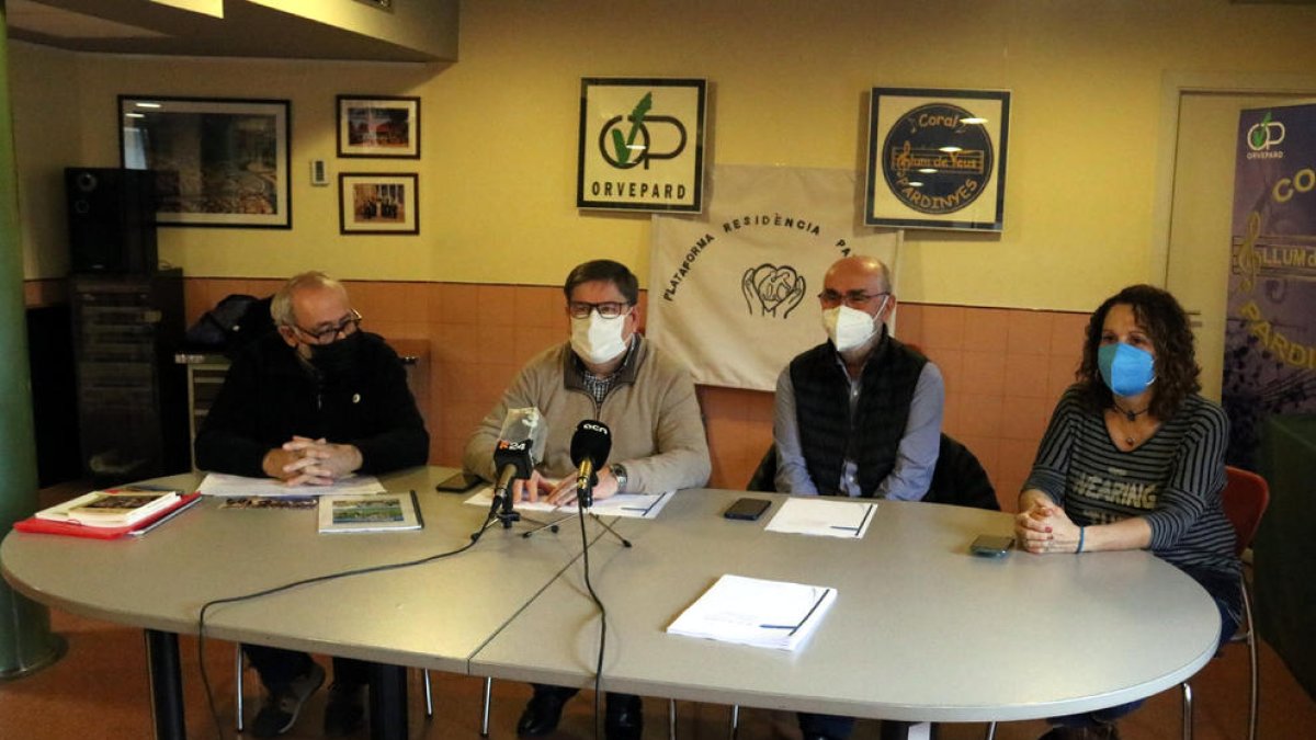 Representants d’Orvepard, la Fundació Barri de Pardinyes i la plataforma pro residència, ahir.